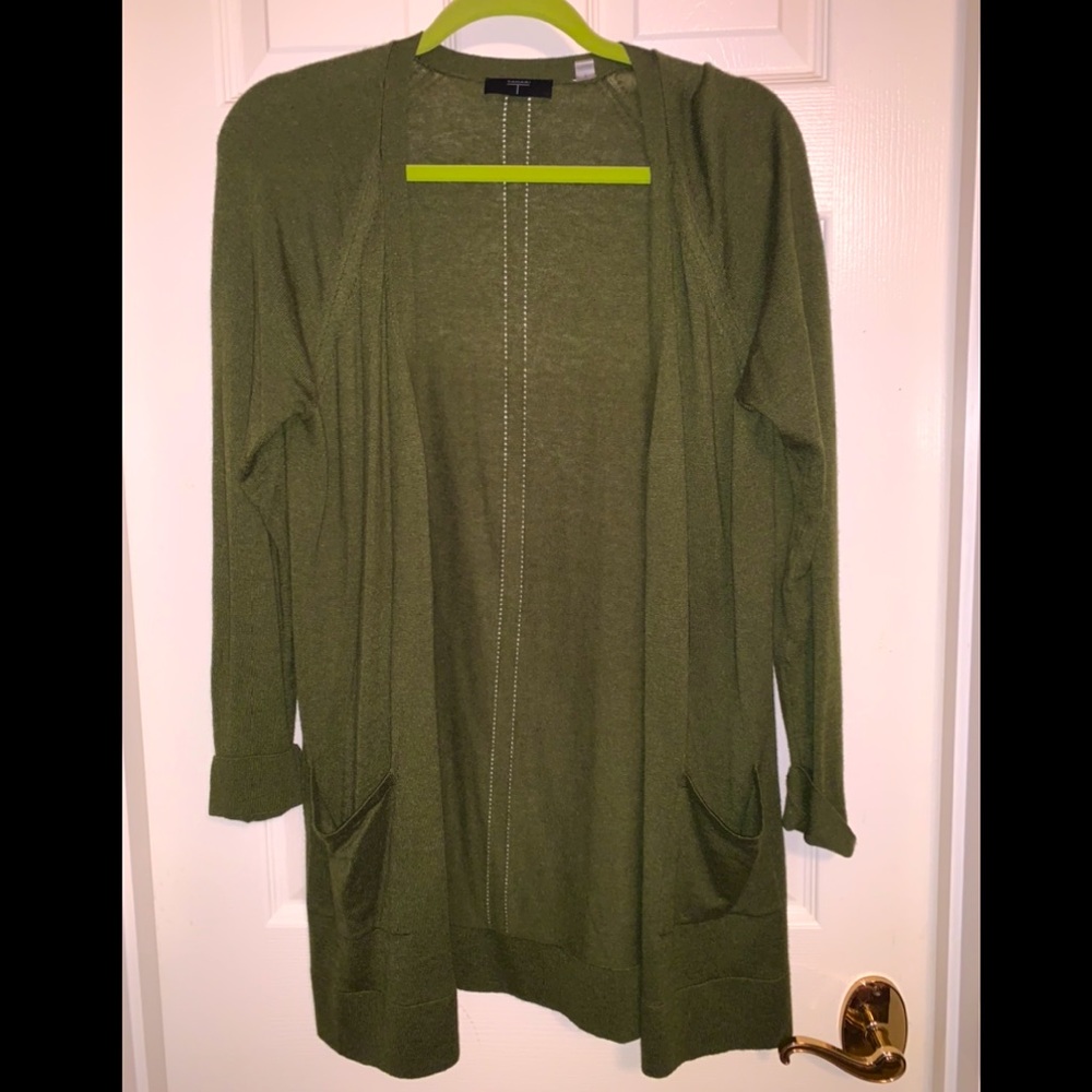 LAST CHANCE!! Tahari sweater. Viscose, nylon, wool. Medium.